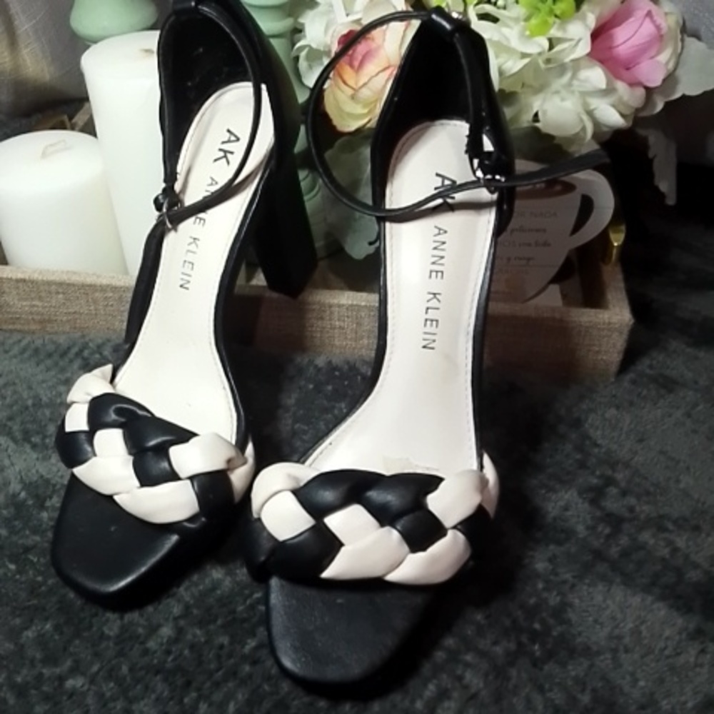 Woman shoes sizes 9